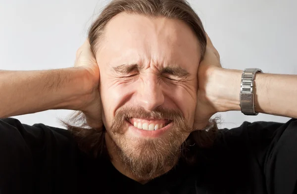 Hombre sosteniendo sus oídos Imagen De Stock