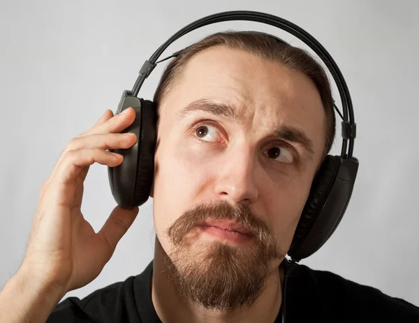Hombre joven en auriculares Imágenes de stock libres de derechos
