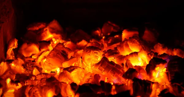 Carbón vivo en chimenea Imagen de stock