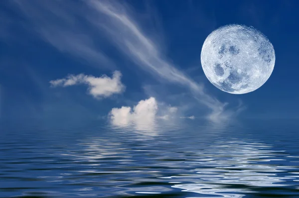 Pleine lune dans le ciel bleu — Photo
