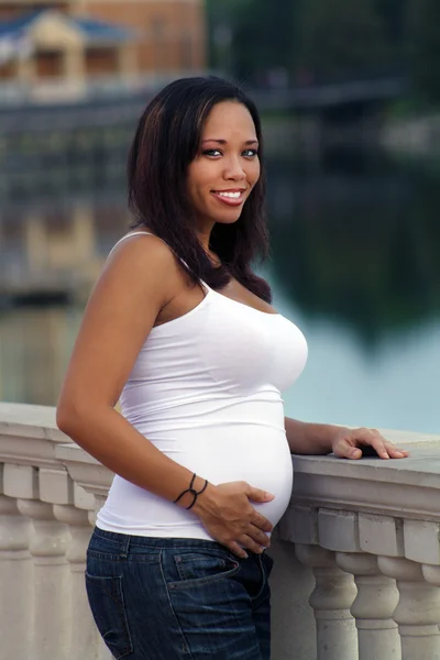 아름 다운 Multiracial 여자 5 개월 임신 (3) — 스톡 사진