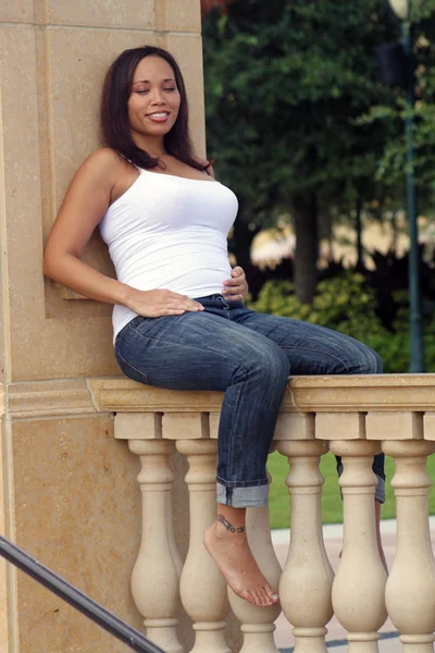Мультирасовая женщина на пятом месяце беременности ) — стоковое фото
