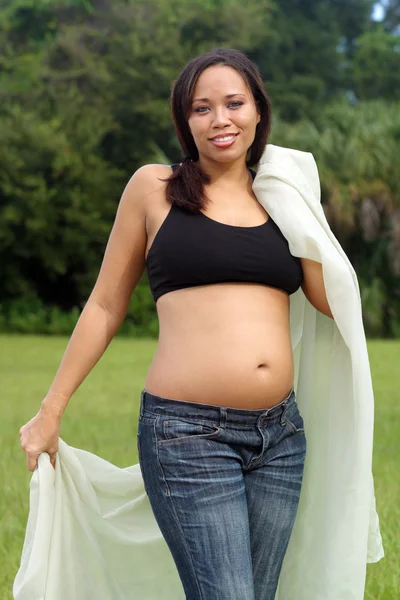 Bella donna multirazziale incinta di cinque mesi (14 ) — Foto Stock