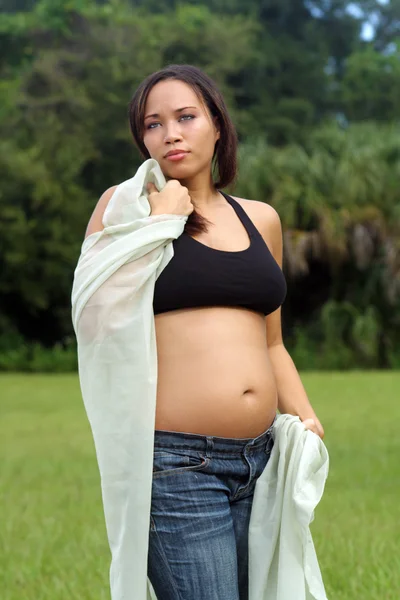 Piękna kobieta wielorasowe pięć miesięcy ciąży (16) — Zdjęcie stockowe