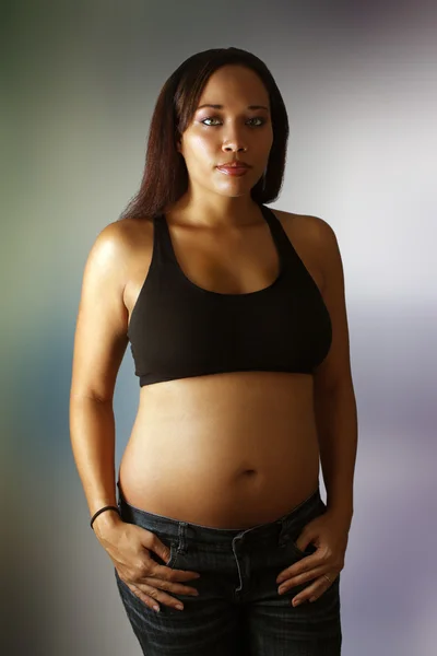 아름 다운 Multiracial 여자 5 개월 임신 (17) — 스톡 사진