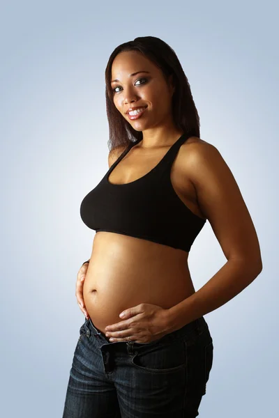 Bella donna multirazziale incinta di cinque mesi (19 ) — Foto Stock