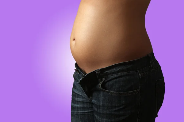 Torse féminin, enceinte de cinq mois (1 ) — Photo
