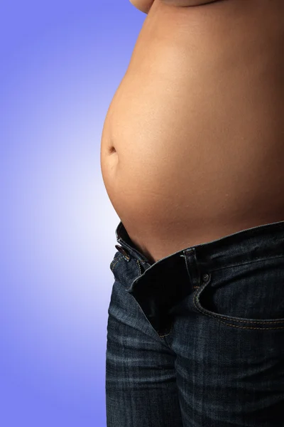 Torse féminin, enceinte de cinq mois (2 ) — Photo