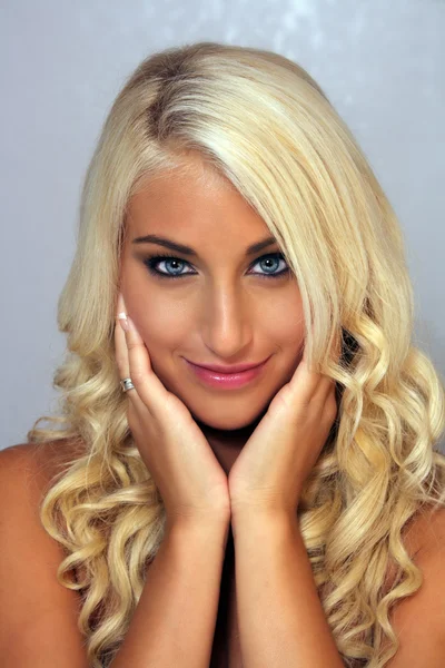 Schöne junge blonde Kopfschuss (3) — Stockfoto