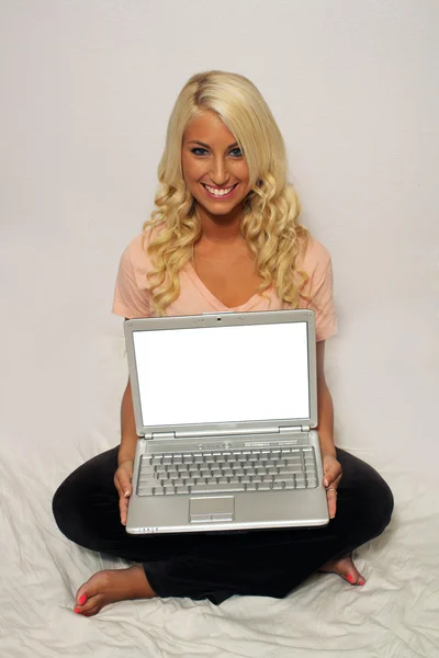 Vacker ung blondin med bärbar dator (3) — Stockfoto