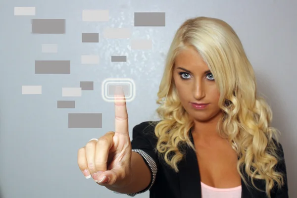 Красива молода блондинка штовхає віртуальні кнопки (2) — стокове фото
