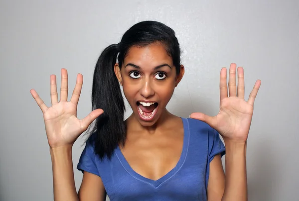 Mooie multiraciale vrouw met komische gelaatsuitdrukking (1) — Stockfoto