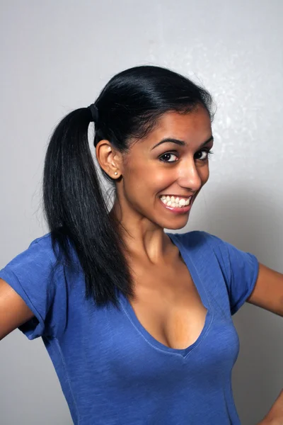 Mulher Multiracial bonita com sorriso cômico — Fotografia de Stock