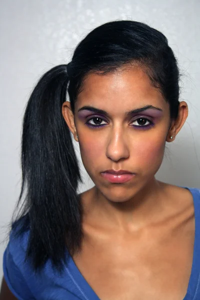 Hermosa mujer multiracial con una expresión facial enojada —  Fotos de Stock