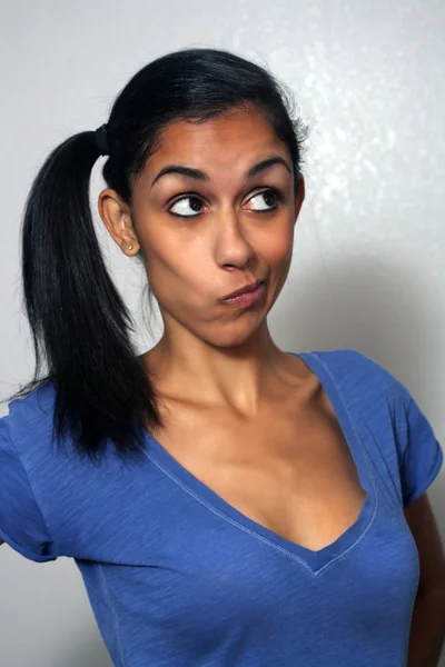 코믹 표정 (2와 함께 아름 다운 Multiracial 여자) — 스톡 사진