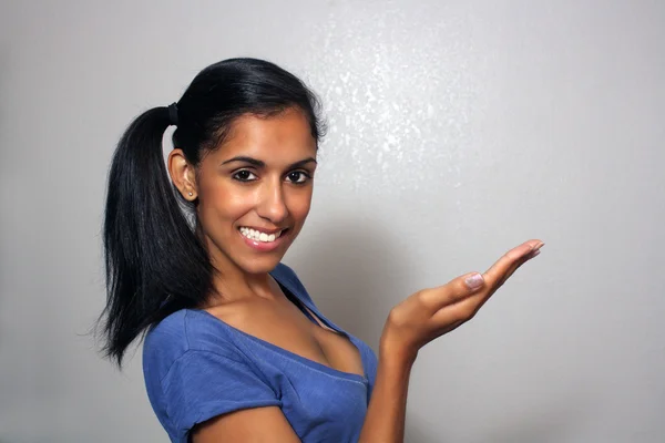 Vackra unga Multiracial modell med Hand utsträckt framåt (4) — Stockfoto