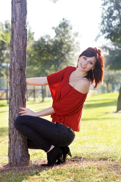 Mulher bonita se apoiando em uma árvore (3 ) — Fotografia de Stock