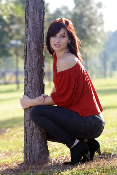 Hermosa mujer joven apoyada en un árbol (4 ) —  Fotos de Stock