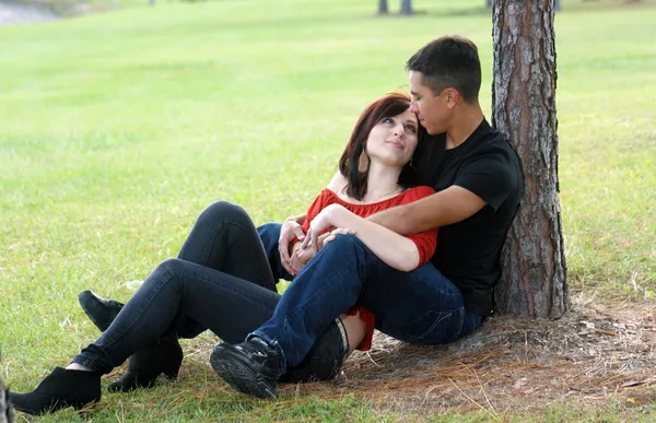 Romantisches Paar im Freien (2) — Stockfoto