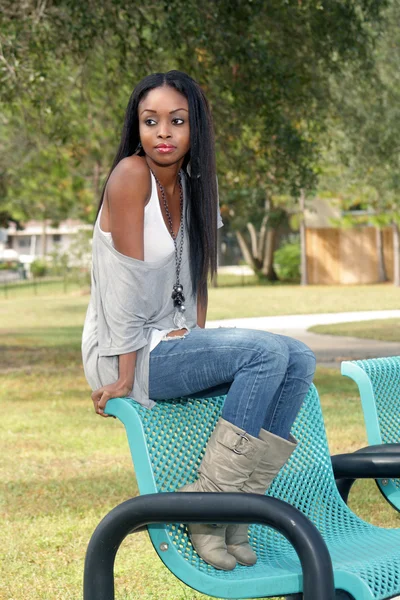 Schöne junge Frau auf einer Parkbank (3) — Stockfoto