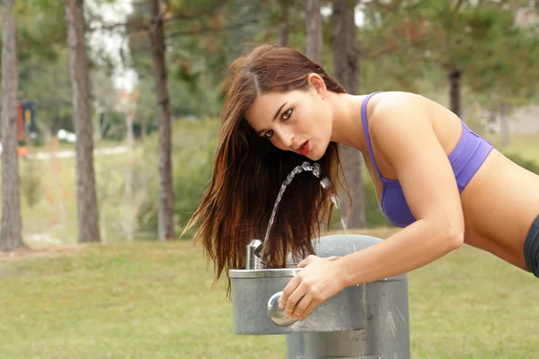 Beautiful Brunette Athlete at a Water Fountain (1) — Stock Photo, Image