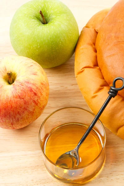 苹果、 蜂蜜和面包面包为犹太新年 — 图库照片