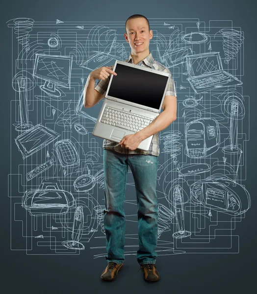 Человек с открытым ноутбуком в руках — стоковое фото