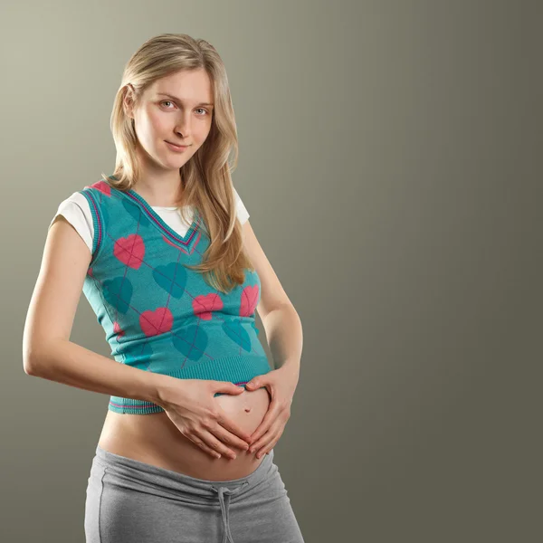 Inschrijving zwangere vrouw met hart — Stockfoto