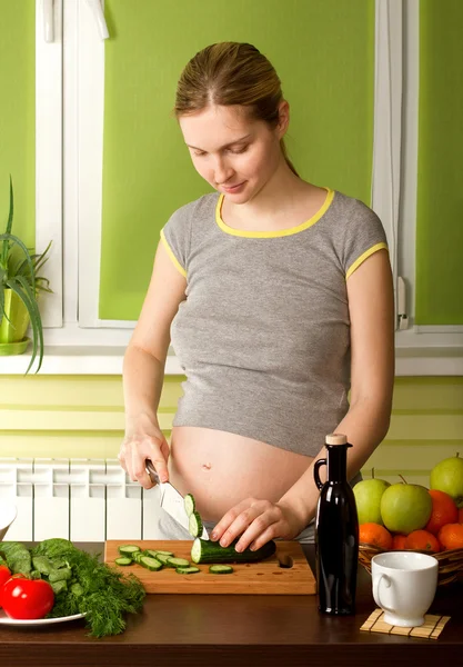 Gravid kvinna på kök Stockfoto