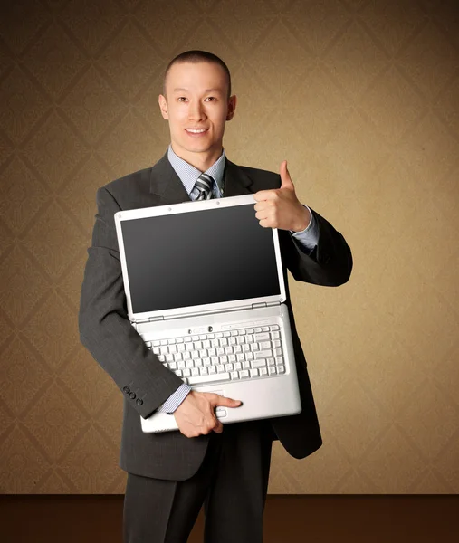 Empresário com laptop aberto mostra bem feito — Fotografia de Stock