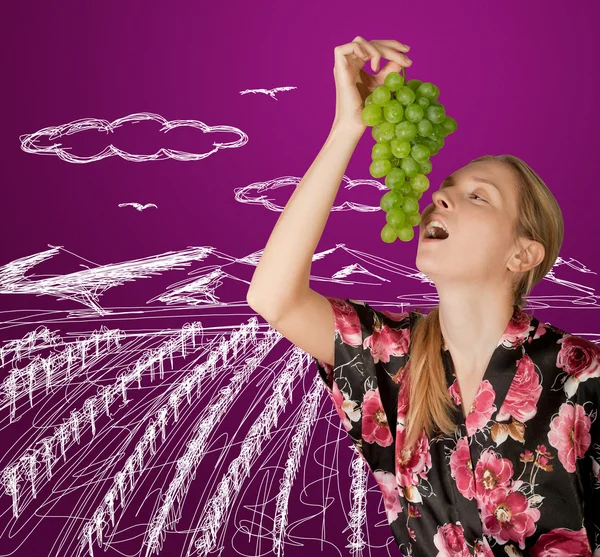 Kvinna med druvor — Stockfoto