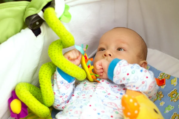 Bebê bonito com brinquedos — Fotografia de Stock