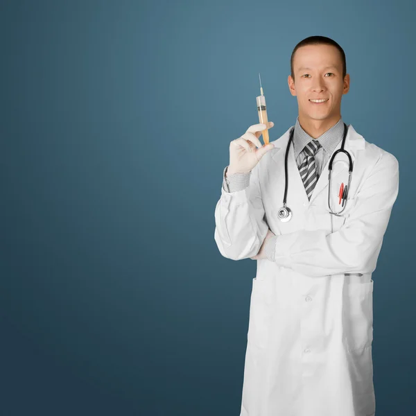 Genç doktor adam stetoskop ile — Stok fotoğraf