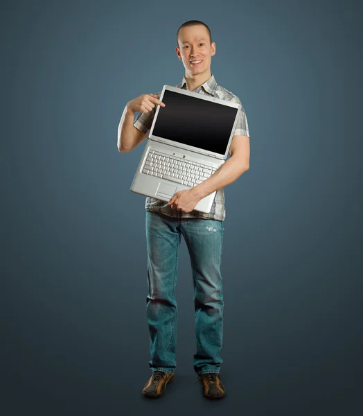 Homem com laptop aberto em suas mãos — Fotografia de Stock