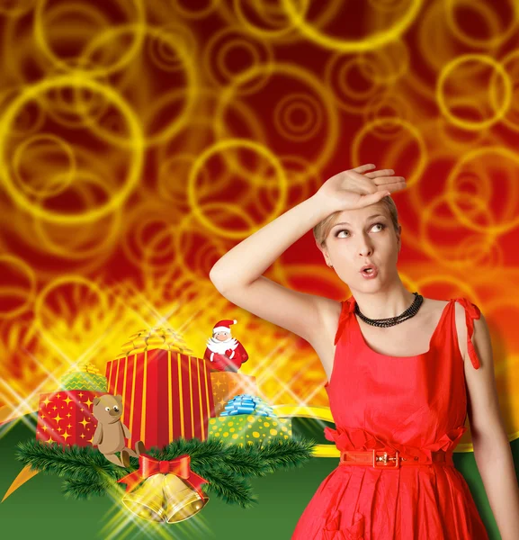 Γυναίκα με κόκκινο χρώμα με τα δώρα Χριστουγέννων — Φωτογραφία Αρχείου