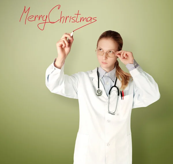 메리 크리스마스를 쓰는 의사 여자 — 스톡 사진
