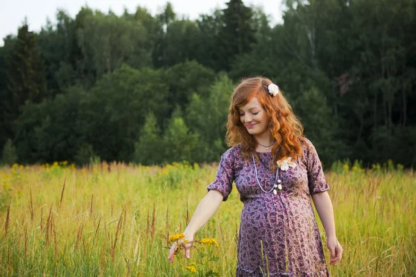 Attraente donna incinta su sfondo natura — Foto Stock