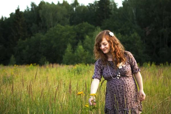 Atrakcyjna kobieta w ciąży na tle przyrody — Zdjęcie stockowe