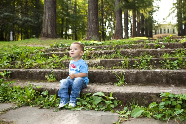 En liten pojke — Stockfoto