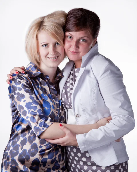 Twee vrouwen knuffelen — Stockfoto