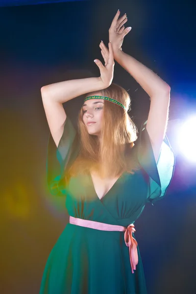 緑のドレスで魅力的な女の子 — ストック写真