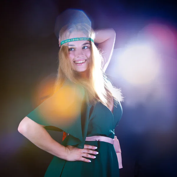 녹색 드레스의 매력적인 소녀 — 스톡 사진