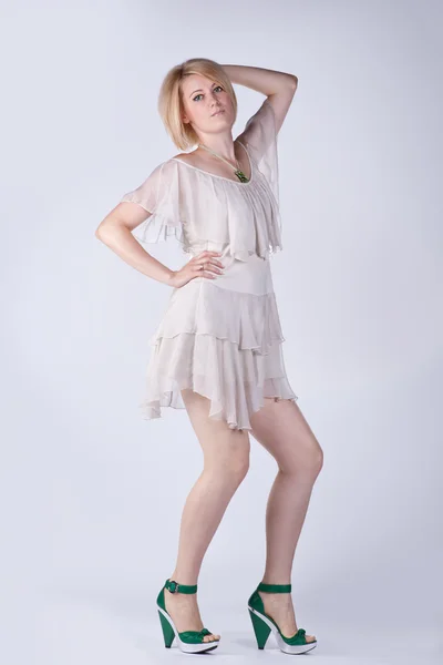 Blonda kvinnan i vit klänning — Stockfoto