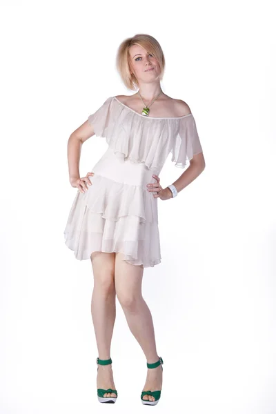 Blonde vrouw in witte jurk — Stockfoto