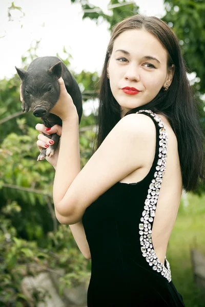 Mulher bonita com um porco decorativo, retrato ao ar livre — Fotografia de Stock