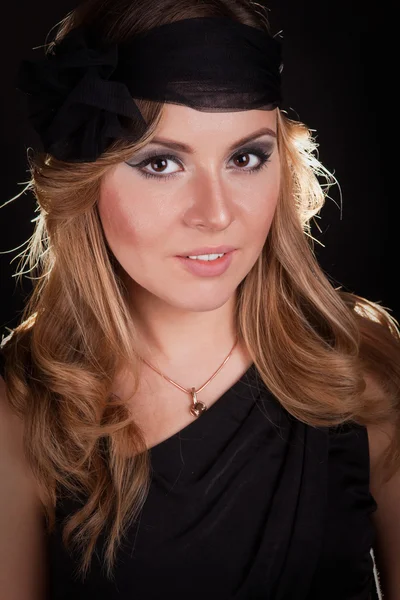 Unga vackra kvinnan i svart hatt — Stockfoto