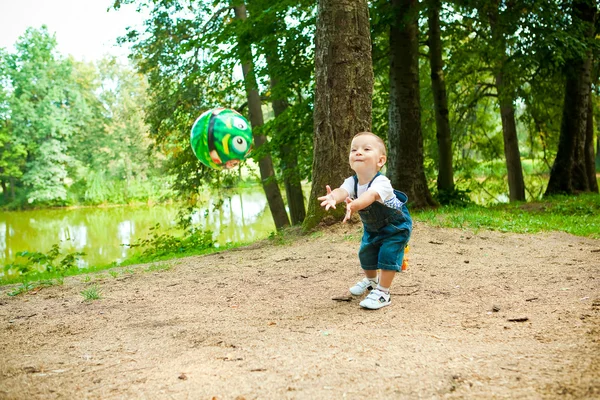 A cute little boy in a spring park — Stock Photo, Image