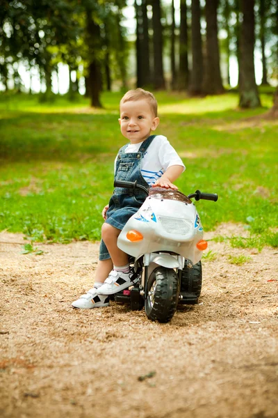 Активный маленький мальчик в парке — стоковое фото