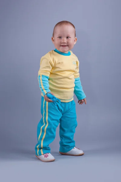 Kleines süßes Kind posiert im Studio — Stockfoto