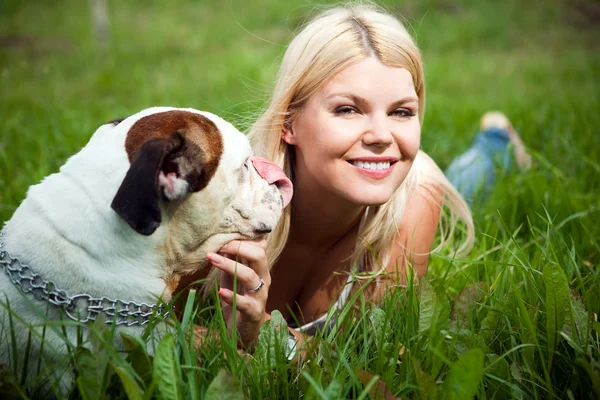 Девушка с собакой на траве — стоковое фото